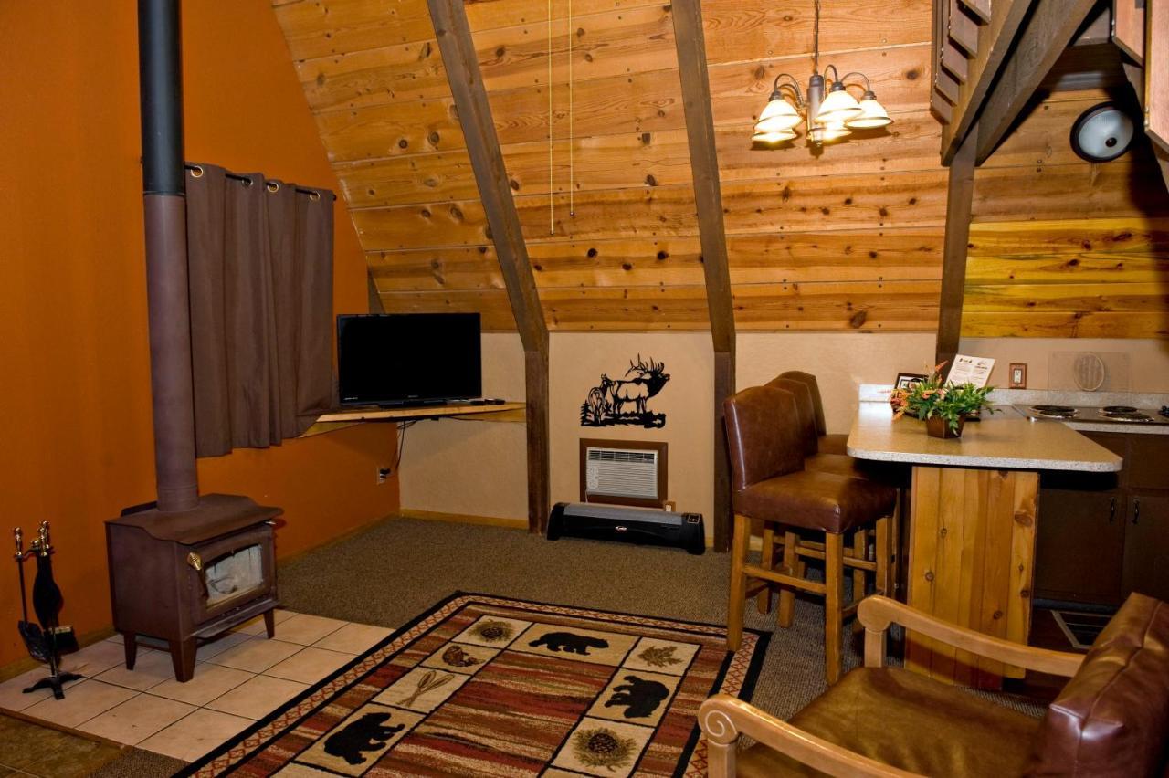 Cabins On Strawberry Hill Hotel Pine Exterior foto